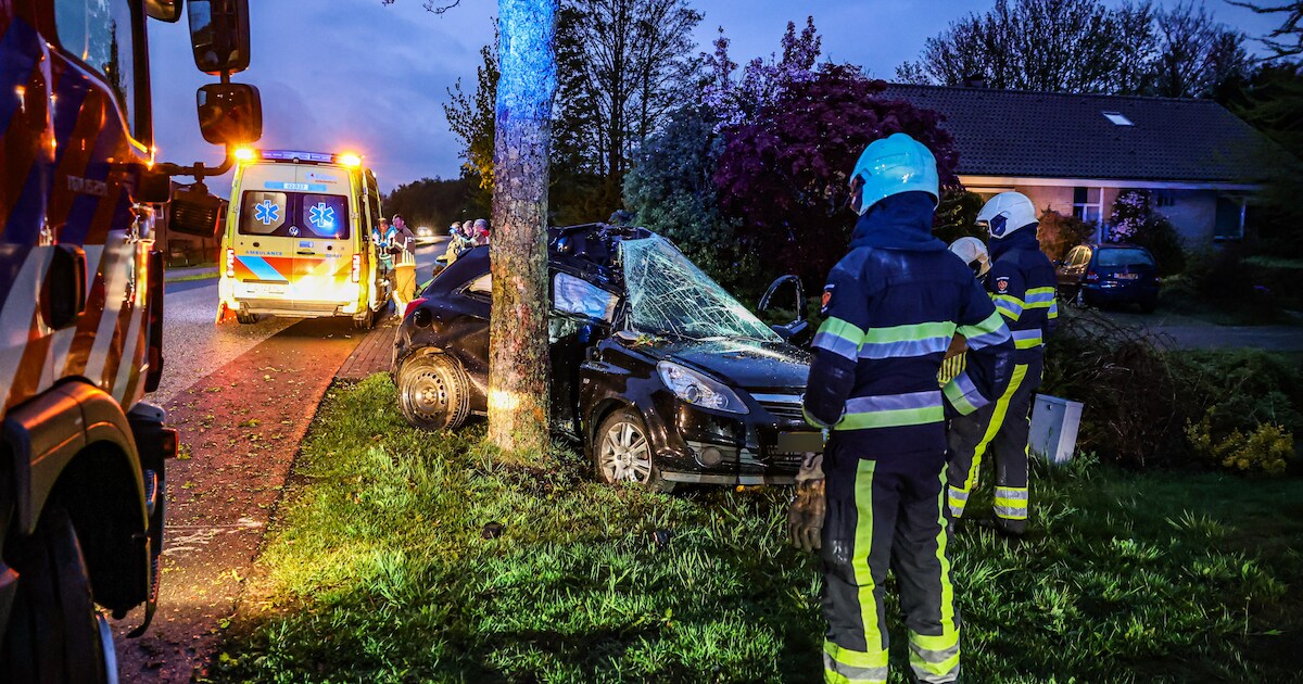 Automobilist ernstig gewond na botsing met boom in Heerenveen