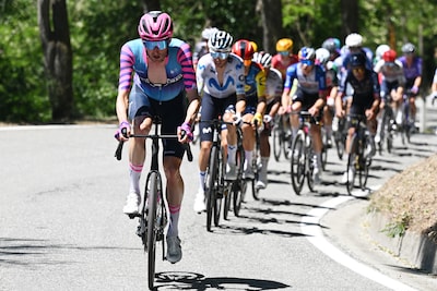 Voorsprong kopgroep loopt hard terug op slotklim, Arensman nog stevig in het peloton