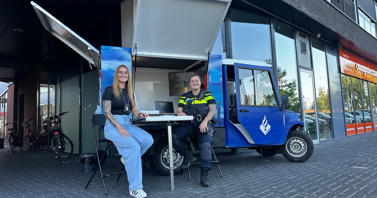 Politie Emmen rijdt rond met tuktuk om contact met buurt te versterken