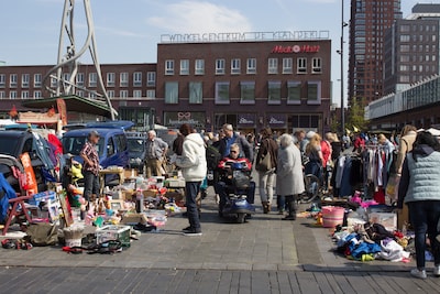 Grote kofferbakverkoop op Van Heekplein en concert op carillon en gitaar