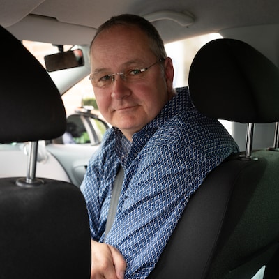 Leraar en vertrouwenspersoon ineen: hoe rijinstructeur Harm Hoek de weg wijst