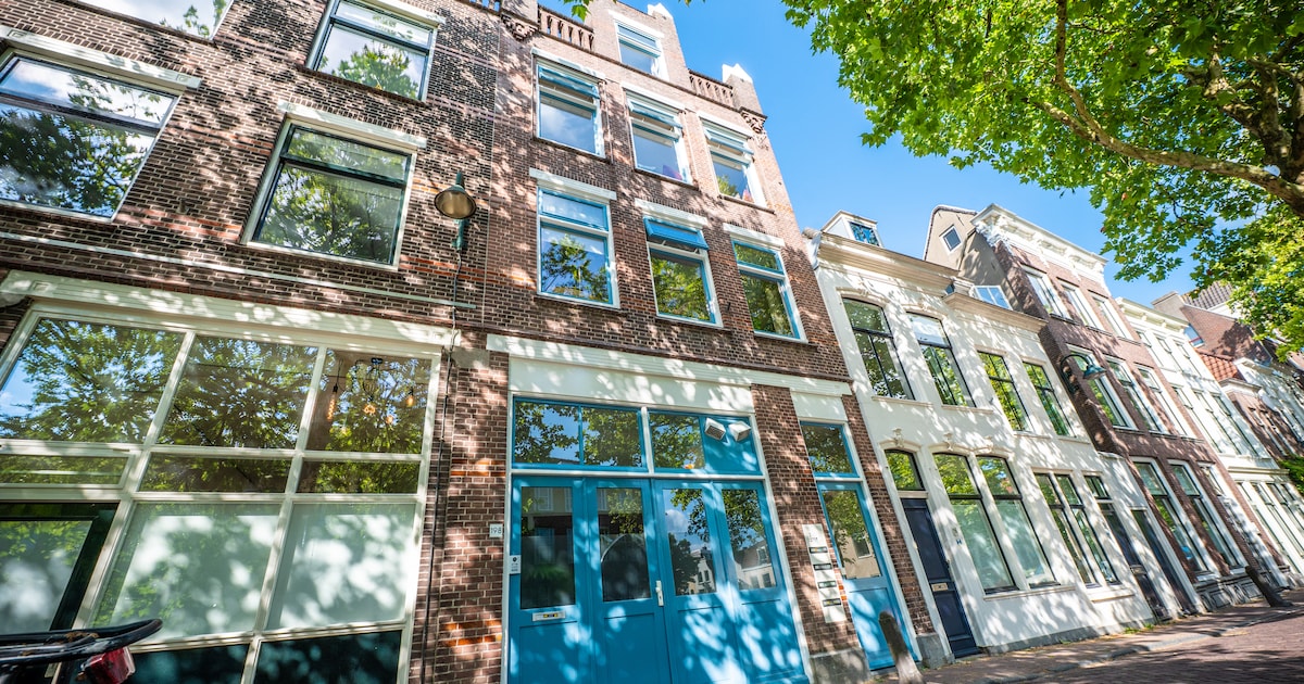 De bovenste verdieping van dit pand in Gouda is allerminst donker en stoffig