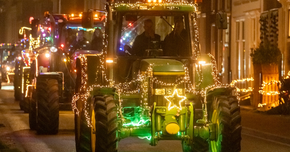 Verlichte tractoren rijden door Drechterland voor steun Bonte Piet en Natuurlijk Wild