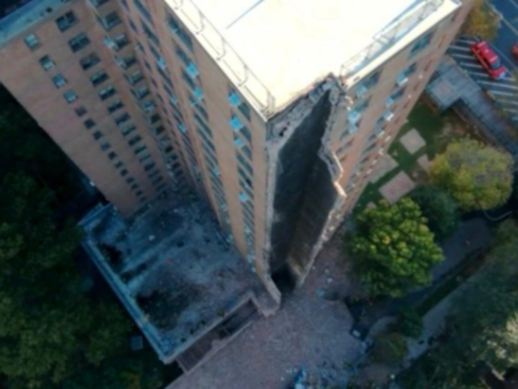 Gasexplosie in appartementencomplex New York, gebouw stort deels in