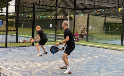 Ruim vijftig bedrijven spelen voor Stichting Taai tijdens padeltoernooi in Waalwijk
