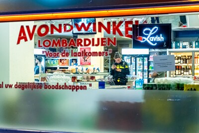 Politie onderzoekt overval op avondwinkel in Rotterdam-Lombardijen, tram doorzocht
