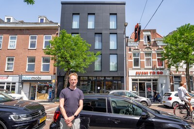 Eelco slaat de hitte in zijn zwarte huis slim buiten: ‘Geen airco nodig’
