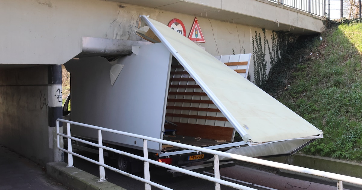 Bakwagen klem in tunnel: bestuurder vergist zich in hoogte