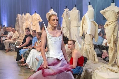 Van rolstoel tot rebellenrood: KW1C-afstudeerders zetten modeshow om in statement