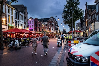 Nachtelijke mishandeling in uitgaansstraat in Nijmegen: meerdere personen krijgen klappen