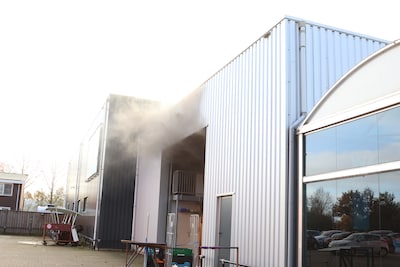 Veel rook bij autoschadebedrijf op Koppelstraat in Twello