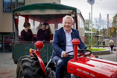 Burgemeester Dalfsen brengt kiezers naar stembureau met ‘Stemmentrekker’