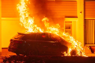 Auto gaat in vlammen op in Oss, brand vermoedelijk aangestoken