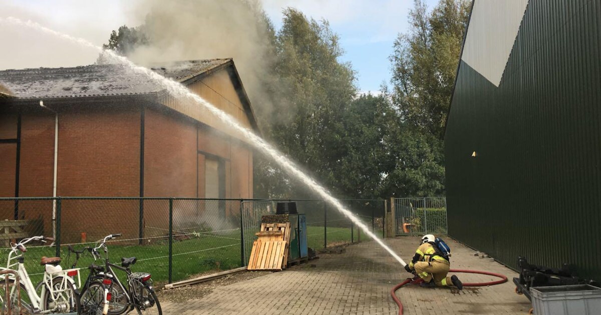 Grote brand in schuur aan De Lane in Strijen
