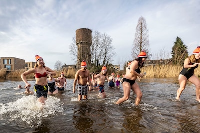 Fris het nieuwe jaar in: Hier in Hengelo kan je meedoen aan de nieuwjaarsduik