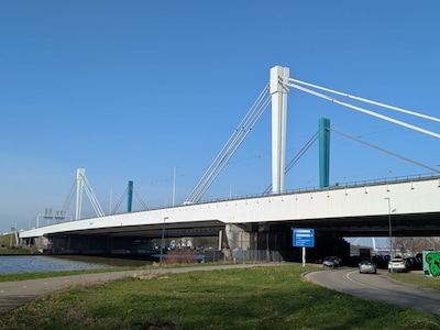Was de verf op? Dit is waarom de Galecopperbrug twee kleuren heeft