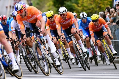 Fransen maken koers hard voor Paul Seixas, Mathieu van der Poel schuift op in peloton