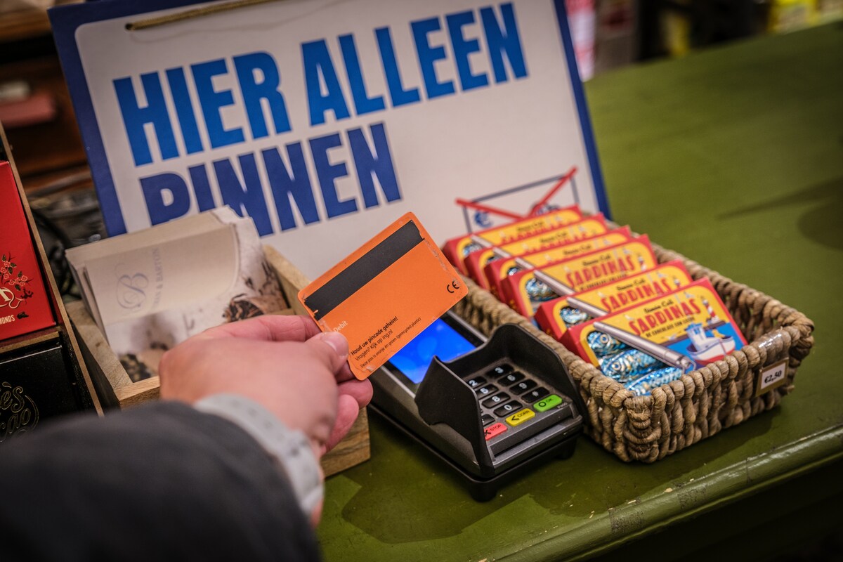Het kabinet wil dat alle winkels vanaf 2027 verplicht contant geld accepteren, zodat iedereen ‘mee kan blijven doen in de maatschappij’.