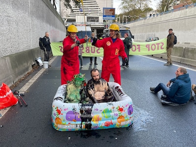 Politie pakt Extinction Rebellion aan met zaag en slijptol: A12-demonstranten plakken zich vast aan 