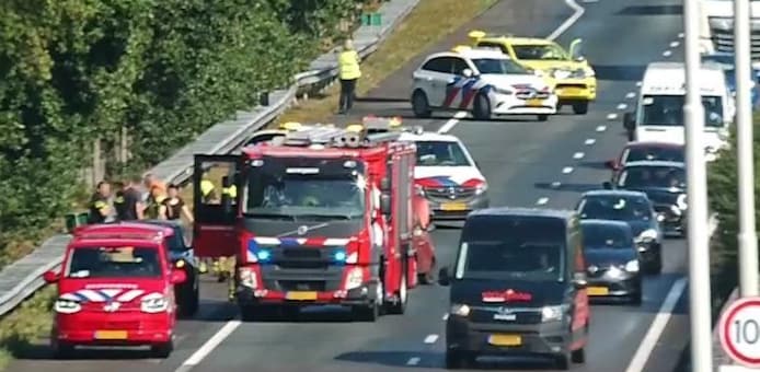 Het is onduidelijk wanneer de weg weer vrij is.
