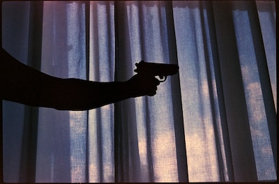 Man valt in slaap na bedreiging met vuurwapen in woning in Eindhoven: vrouw grijpt haar kans en belt