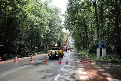 Weg bij Beekbergen afgesloten door boom die dreigt om te vallen