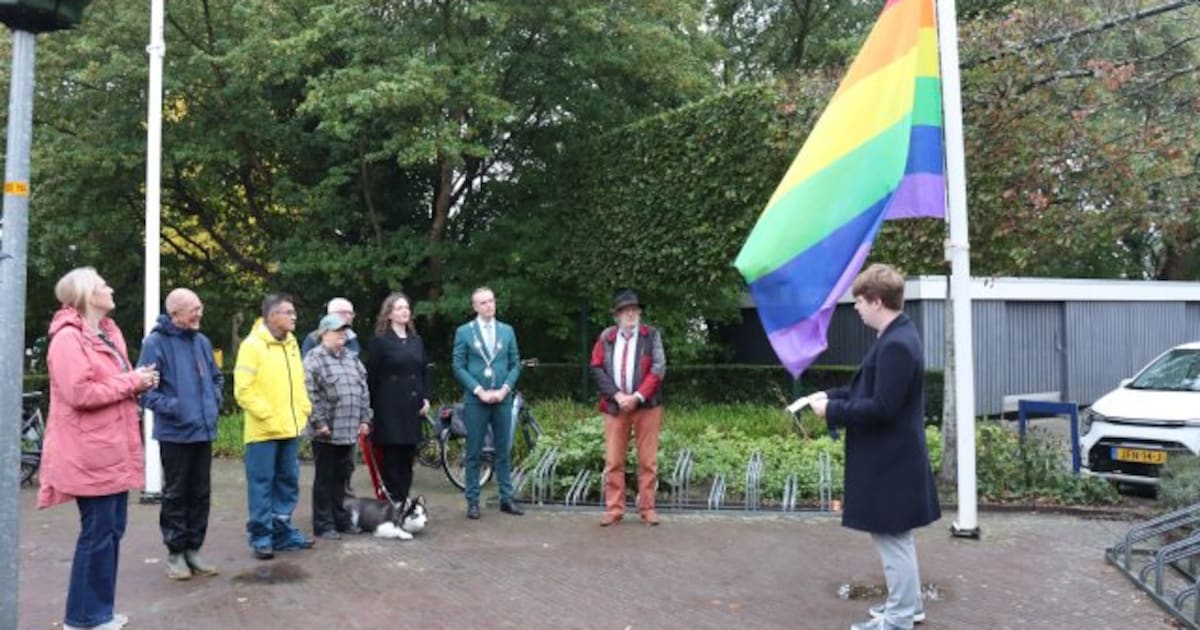 Regenboogvlag hangt bij gemeentehuis Opmeer voor Westfriese Regenboogweek