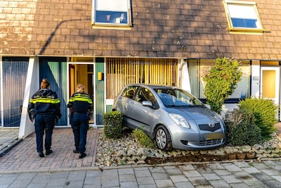 Auto ramt gevel van woning in Nijmegen