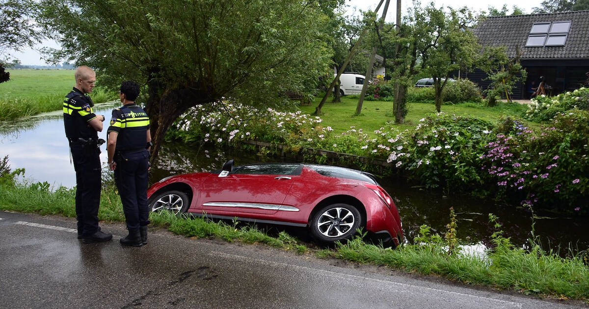 Auto belandt deels in sloot Berkenwoude