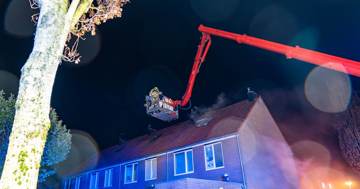 Woningbrand in Zeewolde: brandweer ziet nog maar één mogelijkheid om bewoonster uit huis te krijgen