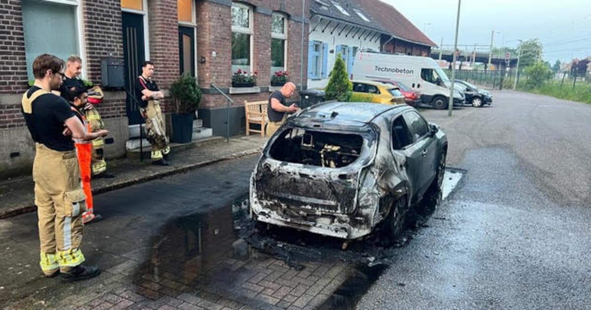 Auto brandt volledig uit in Roermond