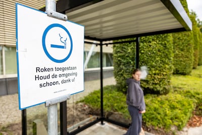 Hogeschool erkent dat het schuurt met de wet, maar plaatst tóch rookhokken op rookvrij terrein