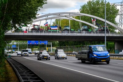 Boeren protesteren tegen stikstofplannen bij bruggen in de regio: ‘Niemand is meer veilig’