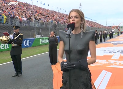 Davina Michelle zingt zuiver Wilhelmus voor koning Willem-Alexander bij laatste Dutch GP