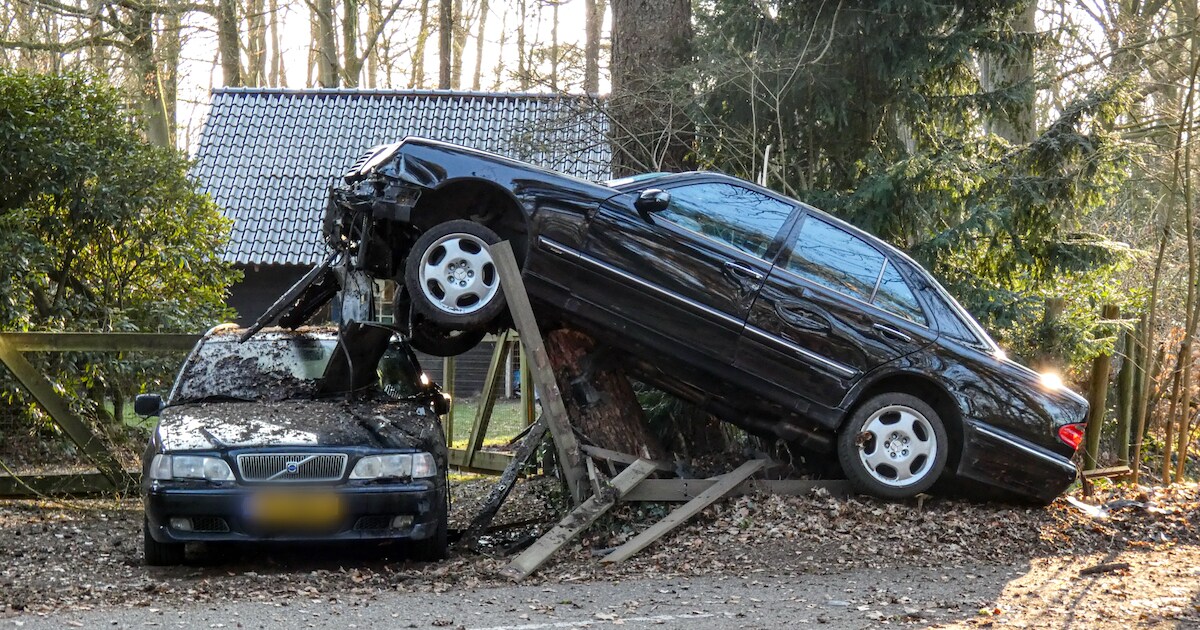 Opvallend ongeval in Wijster, automobilist belandt bovenop boomstronk en andere auto