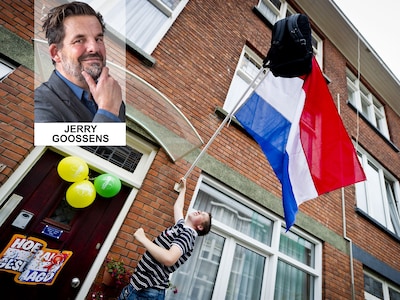 Met trots kijkt Jerry naar alle tassen aan vlaggen, terugdenkend aan zijn eigen ‘verlossende belletj