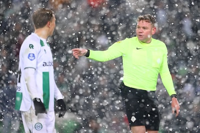 Peperdure veldverwarming, keiharde velden en spekgladde wegen: wordt er wel of niet gevoetbald in de sneeuw?