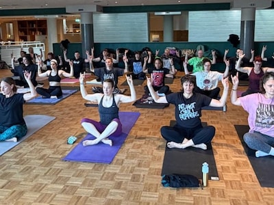 Ga ontspannen door te headbangen met Metal Yoga in TivoliVredenburg