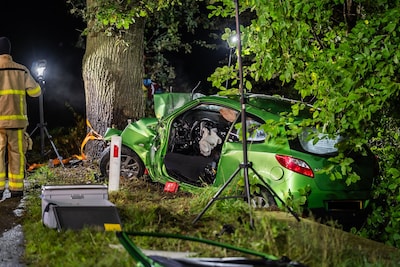 Dode en twee gewonden nadat auto frontaal op boom botst bij Ruurlo