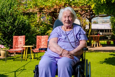 95-jarige Annie trekt nog één keer haar rolschaatsen aan, net als vroeger: ‘Ze is een stoere chick’