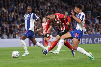 Kostic laat grote kans onbenut voor PSV tegen FC Porto, beide ploegen op zoek naar eerste zege