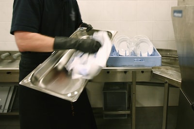 Restaurant moet afwasser alsnog duizenden euro’s loon uitbetalen, ook al nam ze zelf ontslag