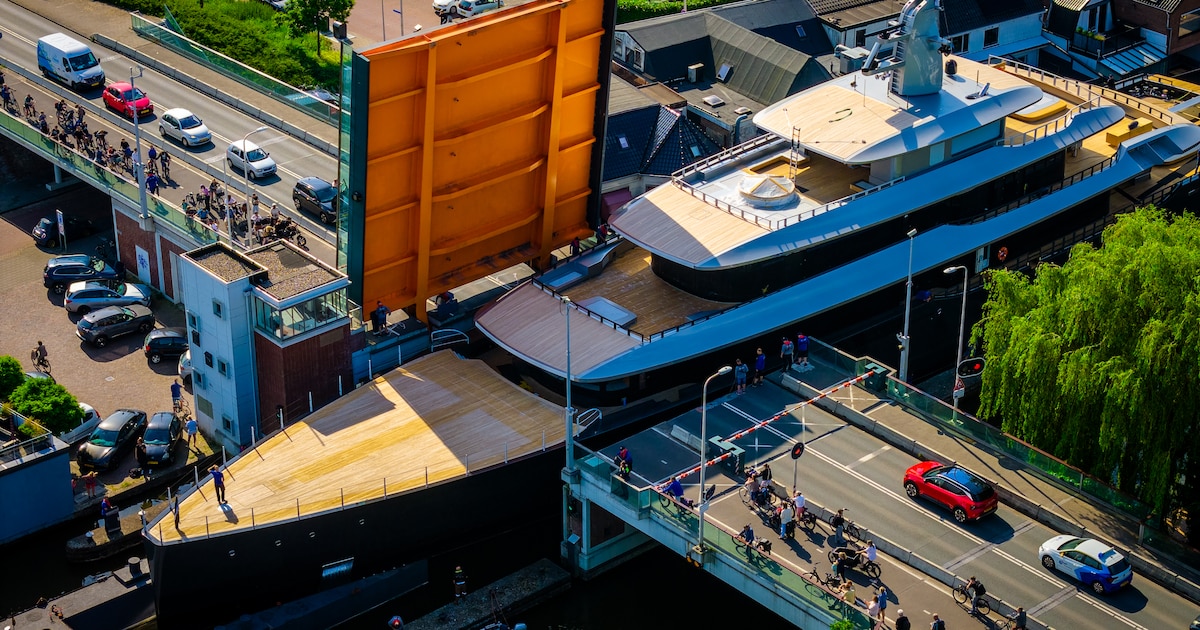Luxe megajacht met helikopterplatform en zwembad vaart door regio