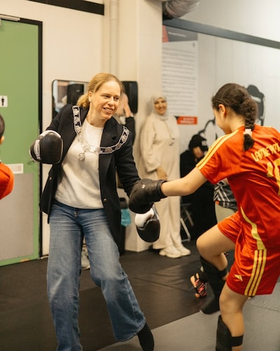 Handschoenen aan, ambtsketting om: burgemeester Schouten krijgt boksles in Oude Westen