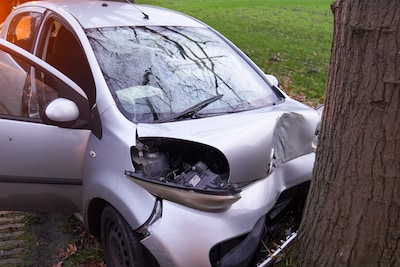Auto klapt op boom bij Griendtsveen, man gewond naar ziekenhuis