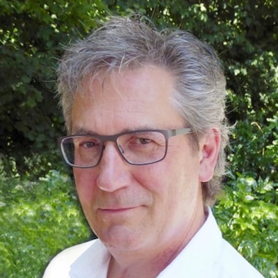 Koninklijke onderscheiding voor Hans Brandwacht, die zoveel deed voor ISK-leerlingen