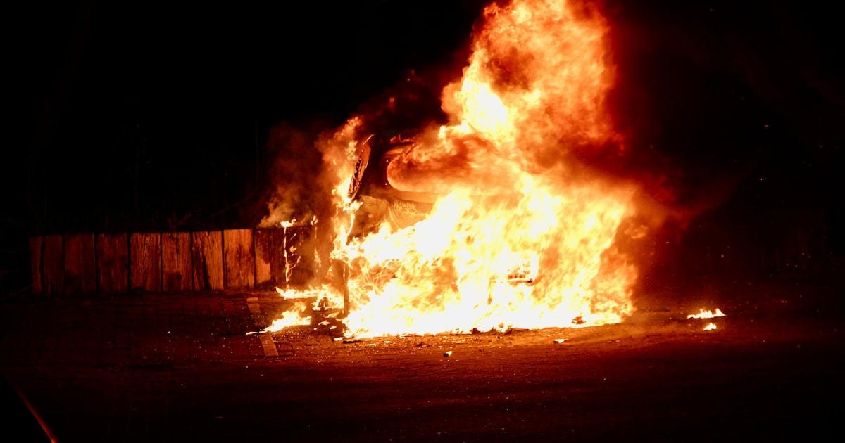 Geparkeerde auto uitgebrand op de Hendsweel in Hippolytushoef
