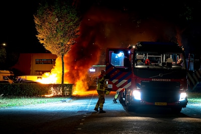 Drie auto’s in lichterlaaie op parkeerterrein in Tilburg, vierde beschadigd door hitte