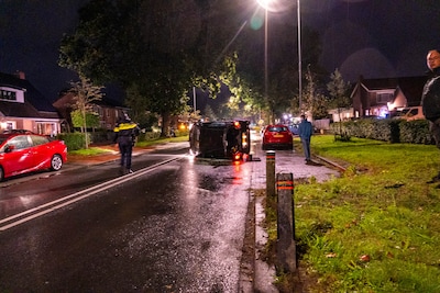 Auto eindigt op zijkant in Harderwijk, bestuurder (55) was onder invloed