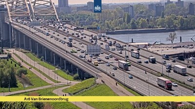 Lange file A16 door ongeluk op Van Brienenoordbrug is weer voorbij, verkeer rijdt door